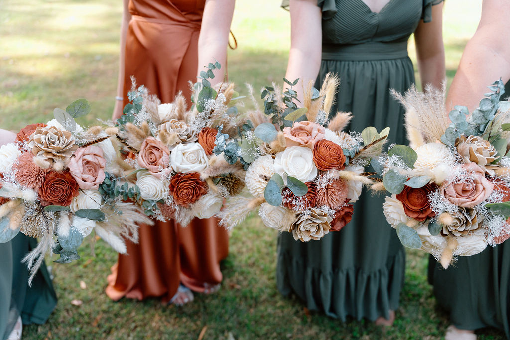 Warm terracotta wedding color palette with earthy florals and neutral table styling for a fall wedding